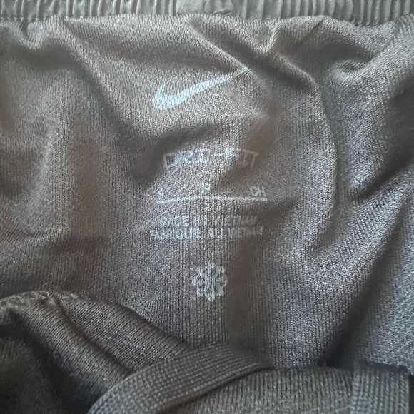 NWT Nike Women’s Dri-Fit Tempo Running Shorts in Black/Grey in size S - Picture 3 of 4